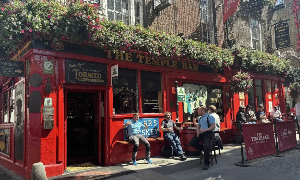 Il pub rosso The Temple Bar nel quartiere di Temple Bar a Dublino