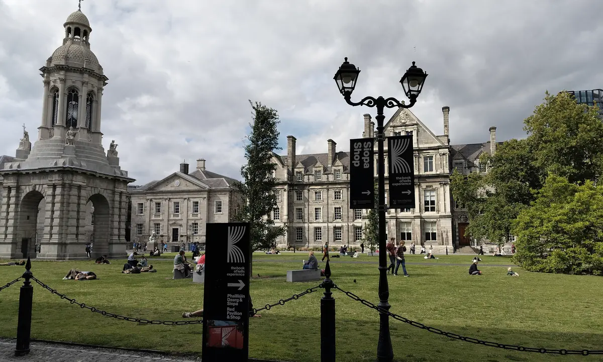 Il campanile e i prati del Trinity College di Dublino